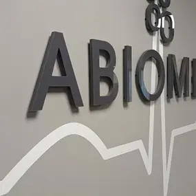 3D-Wandschriftzug „ABIOMED“ mit Herzschlaglinie im Klinikflur