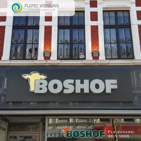 Fassade mit BOSHOF Leuchtreklame und Schaufenster einer Fleischerei.