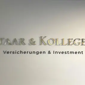 Firmenschild „Staar & Kollegen“ für Versicherungen und Investment an Wand