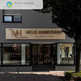 Außenansicht Friseursalon Melis Hairstudio mit Leuchtschild und Schaufenstern
