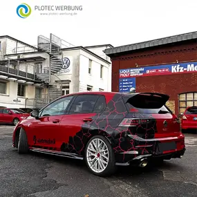 Teilfolierung an rotem VW Golf GTI mit schwarzem Crackle-Design, Tuning.