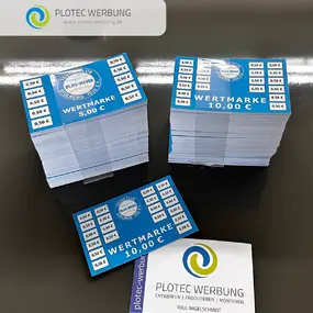 Gedruckte Wertmarken-Blöcke für Tennisclub, daneben Visitenkarte Plotec Werbung