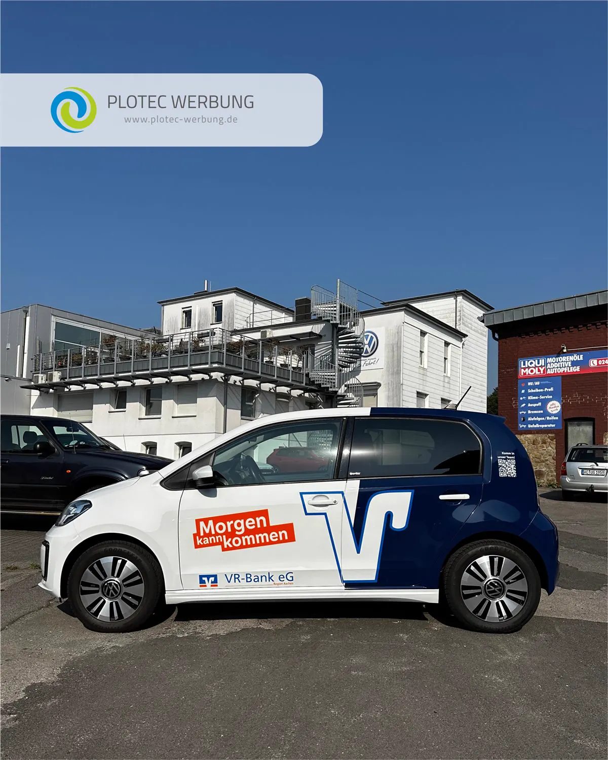 Fahrzeugbeschriftung VR-Bank auf VW Up, Werbefolie im Firmenparkplatz.